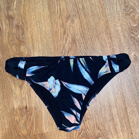 Roxy bikini bottoms - Picture 1 of 3